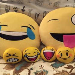 Dukungan Mengubah Ukuran Emoji Facebook Featured