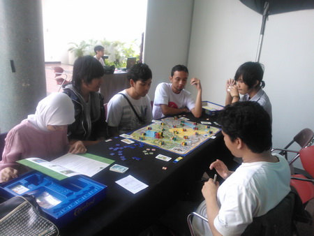 Pengunjung GeekFest bermain board game