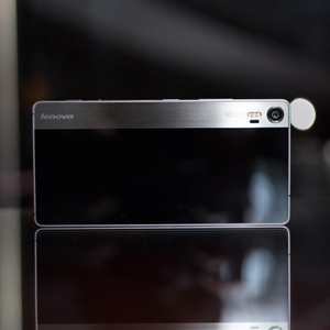 Lenovo Vibe Shot – Smartphone Android Berprosesor Octa-Core 64-bit Dengan Kamera Belakang 16 MP