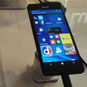Smartphone Lumia 950 Dapat Berubah Menjadi Komputer Dengan Teknologi Continuum Windows 10 Mobile