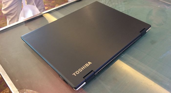 Toshiba-Portege-X20W-Atas